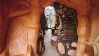 Hal ini terlihat dari bentuk jendela dan pintu pada rumah. Tak hanya bagian luarnya yang cantik, bagian dalam rumah ini pun mirip dengan cerita dongeng. (edavilasoto/Instagram)