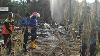 Sontak, para petugas yang berada di lokasi sempat kocar kacir. Mereka takut, tiba-tiba setelah padam api malah timbul lagi lantaran masih banyak asap-asap mengepul pada puing-puing sisa kebakaran.
