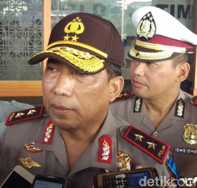 Polisi Kejar 2 Guru Keluarga Pengebom di Surabaya Polisi Kejar 2 Guru Keluarga Pengebom di Surabaya