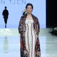 Fashion show koleksi terbaru Hian Tjen yang mengangkat tenun Sumba di Jakarta Fashion & Food Festival 2018, Hotel Haris, Kelapa Gading, Jakarta, Senin [23/4/2018]. Foto: Mohamamd Abduh/Wolipop
