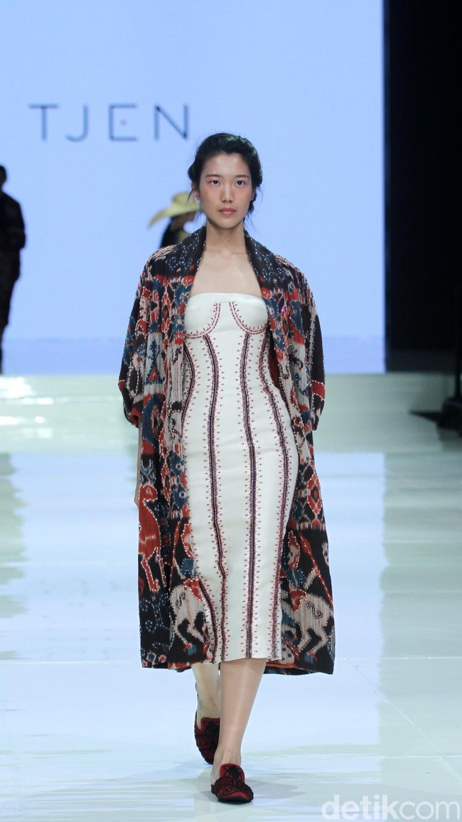 Fashion show koleksi terbaru Hian Tjen yang mengangkat tenun Sumba di Jakarta Fashion & Food Festival 2018, Hotel Haris, Kelapa Gading, Jakarta, Senin [23/4/2018]. Foto: Mohamamd Abduh/Wolipop