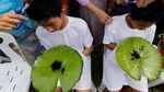 Foto: Ritual Membersihkan Diri di Thailand