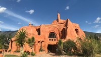 Rumah tersebut dibangun seluas 5.400 kaki atau 1645.92 meter. Diberi nama Casa Terracotta, rumah ini memiliki struktur bangunan tembikar 100 persen. (meshkalina_/Instagram)