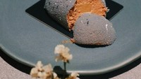 Meskipun tampak seperti batu tapi ini tetaplah kue yang lembut. Di Jakarta, ada lho kafe yang menawarkan kue ini. Tepatnya di Kelapa Gading. Mau coba? Foto: Instagram