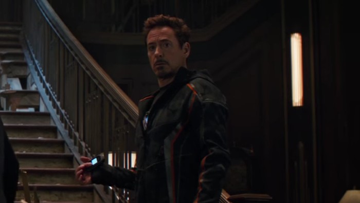 Foto: Iron Man dan flip phone jadul Foto: Iron Man dan flip phone jadul