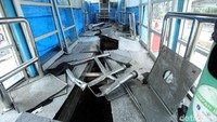 Kondisi halte hancur berantakan mulai dari bagian lantai hingga dinding.