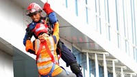 Salah satu aksi yang diperlihatkan adalah aksi petugas mengevakuasi Korban menggunakan Repling dan Flying fox dari lantai atas menuju area aman di depan gedung.