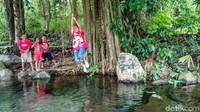 Selain memiliki keunikan, mata air ini juga bisa dijadikan sebagai tempat pemandian dengan sensasi dingin, karena air ini bersumber dari kaki pegunungan. Diatasnya juga terdapat sebuah pohon caringin yang menutupi bagian atas kolam, sehingga menjadi teduh. (Dadang Hermansyah/detikTravel)