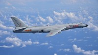 Sejumlah jet tempur dan pesawat pengebom H-6K sengaja dikirim China untuk mengelilingi Taiwan. Tujuannya untuk aksi pamer kekuatan, setelah China memperingatkan akan menghalangi setiap upaya Taiwan untuk memerdekakan diri dari China.(Foto: Gao Fudi/chinamil)