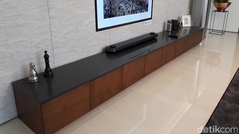 TV LG OLED seri W ini saat tidak digunakam akan muncul wallpaper sehingga membuatnya seperti lukisan di dinding. Fungsinya yang sudah dibekali teknologi AI memudahkan pengguna mengontrolnya hanya dengan suara. Foto: Josina/detikINET