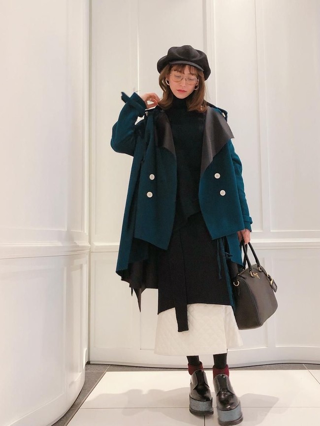 Jaket dan topi barret pun kerap menjadi item fashion andalan Moeka. Foto: Instagram Moeka Nozaki