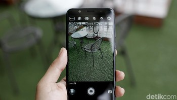 Layarnya punya ukuran 6 inch dengan resolusi full HD+ (2.160 x 1.080 piksel) dan rasio 18:9. Meski punya layar 6 inch, Asus mengklaim feel menggenggam terasa seperti ponsel dengan layar 5,5 inch. Foto: Muhammad Ridho