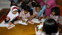 Anak-anak juga diajak mewarnai.