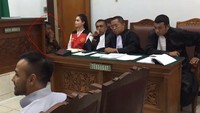 Pada persidangan sebelumnya, pengawal yang disiapkan Faisal Harris diusir dari persidangan.