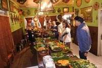 Ini Tanggapan Teman Sekantor Angga Ketika Diajak Makan 'DiTraktir Detikcom'