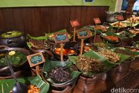 'DiTraktir DetikCom,' Angga Yanti Ajak 16 Teman Makan Enak