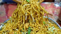 Ini mie goreng buatan ibu pemilik akun @nana_jajan. Mie gorengnya berisi bakso, ikan, udan, dan daging. Porsi mie gorengnya juga sengaja dibuat jumbo. Yummy! Foto: Istimewa