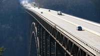 Jembatan New River Gorge di Amerika Serikat. Tingginya nggak main-main (Dok. © Ryan Stanton)