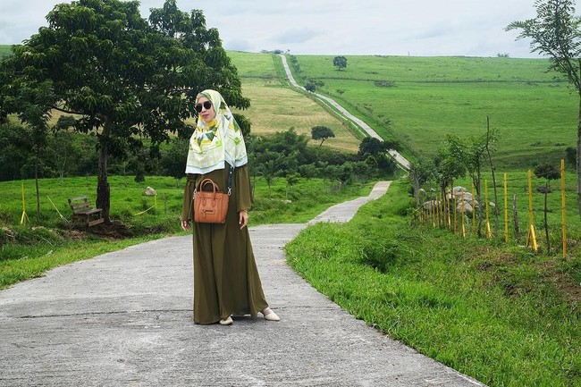 Agar tetap nyaman dan praktis saat tampil syari, ada beberapa hal yang perlu diperhatikan saat memilih busana. Misalnya pemilihan jenis kain yang lebih menyerap keringat seperti kaos atau katun. Foto: Instagram Fitri Aulia