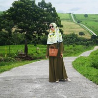 Agar tetap nyaman dan praktis saat tampil syari, ada beberapa hal yang perlu diperhatikan saat memilih busana. Misalnya pemilihan jenis kain yang lebih menyerap keringat seperti kaos atau katun. Foto: Instagram Fitri Aulia