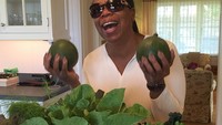 Sepertinya Oprah rajin memanen buah dan sayuran segar di kebunnya. Ia sesekali menunjukkan proses memanennya di media sosial. Foto: Instagram oprah