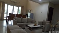 Bedanya, rumah dinas Ace tidak diisi banyak perabotan.