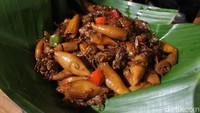 Wah! Sedapnya oseng cumi ini yang jadi lauk favorit dengan pelengkap nasi hangat yang pas sebagai menu makan siang. Foto: dok. detikFood