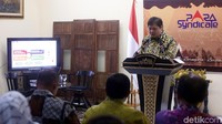 Tak hanya di tingkat SMK, pengembangan SDM itu juga turut dilakukan Kemenperin pada tingkat politeknik. Pada tahap awal, ada empat politeknik milik Kemenperin yang akan dikembangkan dalam kerja sama itu. Politeknik tersebut, yaitu Politeknik Logam Morowali di Sulawesi Tengah, Politeknik Kayu dan Pengolahan Kayu di Kendal, Jawa Tengah, Politeknik Industri Petrokimia di Cilegon, Banten, dan Akademi Komunitas Industri Logam Bantaeng, Sulawesi Selatan. 