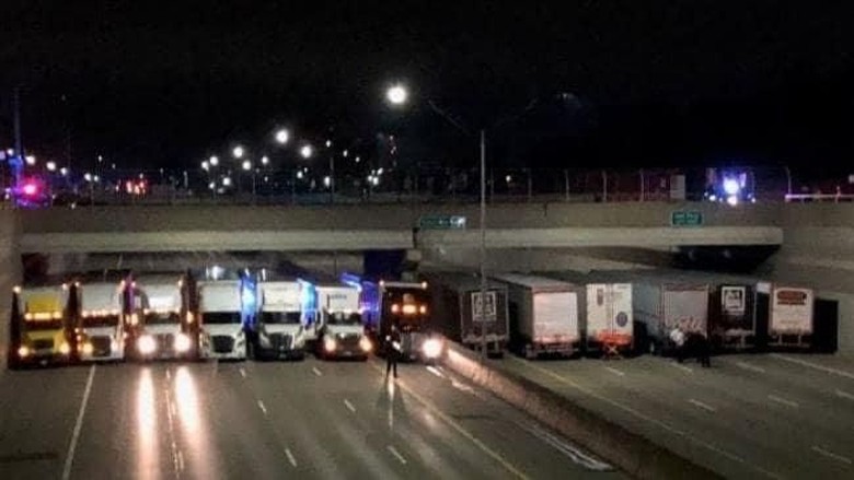 13 Truk Berbaris untuk Cegah Orang Bunuh Diri 13 Truk Berbaris untuk Cegah Orang Bunuh Diri