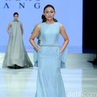 Fashion show koleksi terbaru dari Andreas Odang bertema ‘Serenity’ yang mengangkat tenun Garut di Ballroom Hotel Haris, Kelapa Gading, Jakarta, Kamis [20/4/2018]. [Foto: Mohammad Abduh/Wolipop]