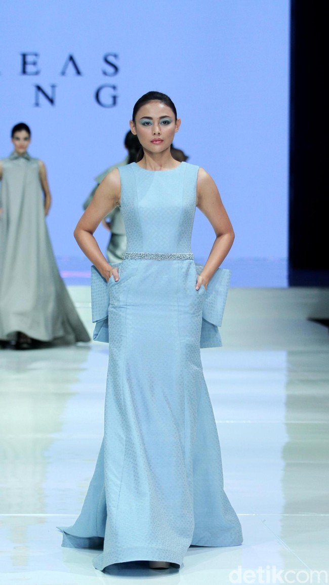 Fashion show koleksi terbaru dari Andreas Odang bertema ‘Serenity’ yang mengangkat tenun Garut di Ballroom Hotel Haris, Kelapa Gading, Jakarta, Kamis [20/4/2018]. [Foto: Mohammad Abduh/Wolipop]