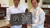 Kepala Badan Ekonomi Kreatif Triawan Munaf menyambangi Istana Bogor memberi Presiden Jokowi piringan hitam dan CD band God Bless berjudul ‘Cermin 7’ di Istana Bogor. Album ‘Cermin 7’ termasuk edisi terbatas. Jokowi pun melaporkan penerimaan hadiah itu sebagai gratifikasi ke KPK. Namun Jokowi mengganti vinyl itu seharga Rp 11 juta. (Foto: dok. Instagram/triawanmunaf)