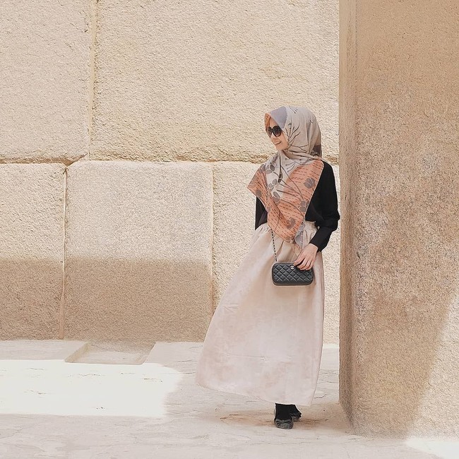 Nadiah tampil simple sekaligus chic, dengan rok bersiluet A dipadukan dengan atasan berbahan nyaman. Ia pun memakai hijab segi empat motif berbahan voile yang sejuk dipakai di udara panas.  Foto: Instagram/nadiahf