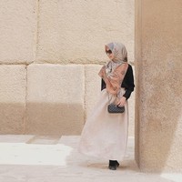Nadiah tampil simple sekaligus chic, dengan rok bersiluet A dipadukan dengan atasan berbahan nyaman. Ia pun memakai hijab segi empat motif berbahan voile yang sejuk dipakai di udara panas.  Foto: Instagram/nadiahf