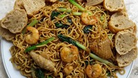  Mie goreng ini jadi menu sarapan akun @christina_leny. Mie gorengnya berisi udang dan daging ayam. Tapi apa yayang diiris di pinggir mienya? Foto: Istimewa