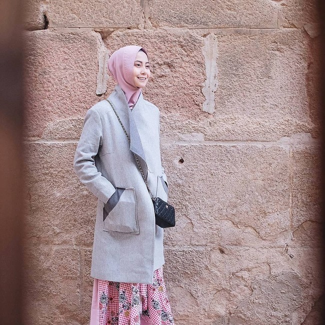 Pilihan long coat yang sering dipakai saat cuaca dingin di luar negeri justru sangat modest, dan cocok dipakai untuk busana syari. Foto: Instagram/nadiahf