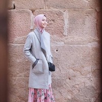 Pilihan long coat yang sering dipakai saat cuaca dingin di luar negeri justru sangat modest, dan cocok dipakai untuk busana syari. Foto: Instagram/nadiahf