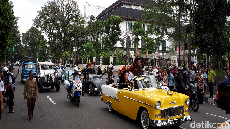  Mobil  Klasik  Ini yang Dinaiki Aher Saat Diarak ke Gedung Sate