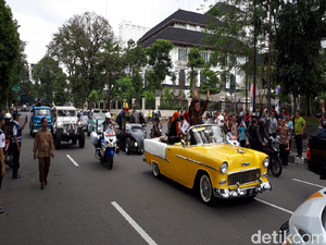Mobil Klasik Ini yang Dinaiki Aher Saat Diarak ke Gedung Sate