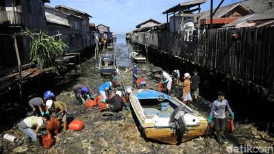 Warga Gotong-royong Bersihkan Sisa Tumpahan Minyak di Balikpapan