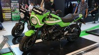 Hal itu terbukti dari penempatan motor di tengah-tengah 11 roda dua Kawasaki lainnya. Motor ini dijual dengan harga mulai dari Rp 275 juta. Foto: Ruly Kurniawan