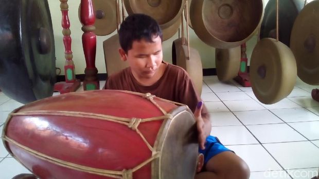 Anak ddik Imron berlatih kendang