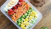 Mau menjadikan salad buat bekal ke sekolah atau ke kantor. Foto pada akun @organica.green ini bisa jadi referensi berbekal salad nih. Foto: Istimewa