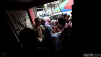 Komunitas Giat Sekedah Nasi Bungkus saat memberikan makanan.