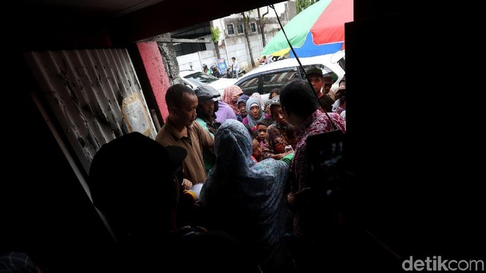 Komunitas Giat Sedekah Nasi Bungkus memberikan makanan gratis kepada kaum dhuafa di kawasan Mampang Prapatan, Jakarta.