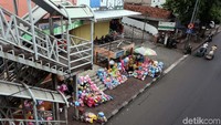 Begini kondisi trotoar di bawah JPO yang dipenuhi pedagang boneka.