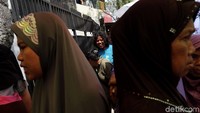 Sejumlah kaum dhuafa terlihat sangat semringah.
