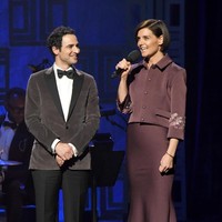 Tampil di atas panggung, Katie Holmes menggunakan cropped blazer yang senada dengan gaunnya. (Foto: Getty Images)