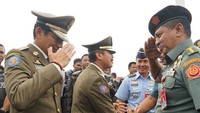 Sandiaga dan Kasatpol PP DKI Yani Wahyu tampak memberi hormat dan salaman ke anggota TNI yang ikut upacara peringatan HUT Satpol PP ini. (Foto: dok. Instagram Sandiaga Uno)