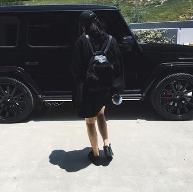Kylie memperlihatkan gayanya di Instagram memakai sweatshirt oversized, sneakers dan tas serba hitam sebagai padupadan untuk naik mobil Mercedes Benz hitam miliknya. Foto: Istimewa